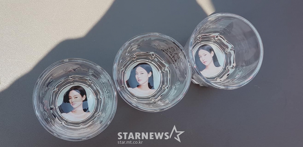 블랙핑크 제니(BLACKPINK JENNIE)가 모델인 처음처럼 '제니 소주잔' / 사진=문완식 기자 munwansik@
