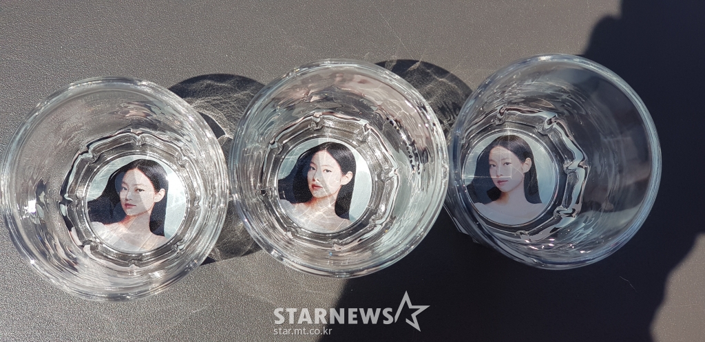 블랙핑크 제니(BLACKPINK JENNIE)가 모델인 처음처럼 '제니 소주잔' / 사진=문완식 기자 munwansik@