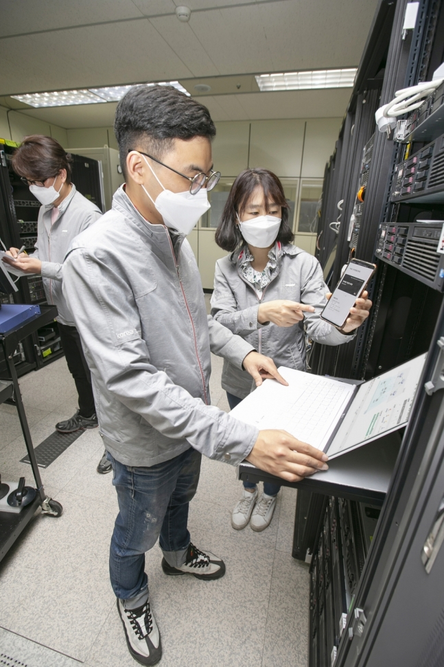 KT는 스마트폰 앱을 통해 양자암호통신 기술을 구현할 수 있는 '양자 하이브리드' 기술을 개발했다./사진제공=KT