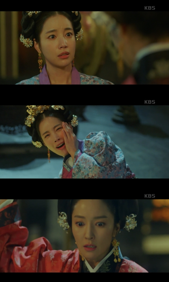 KBS 2TV 월화드라마 '달이 뜨는 강' 11회에서 현비(기은세 분)가 진비(왕빛나 분)에게 뺨을 맞는 장면./사진=KBS 2TV 월화드라마 '달이 뜨는 강' 방송 화면 캡처