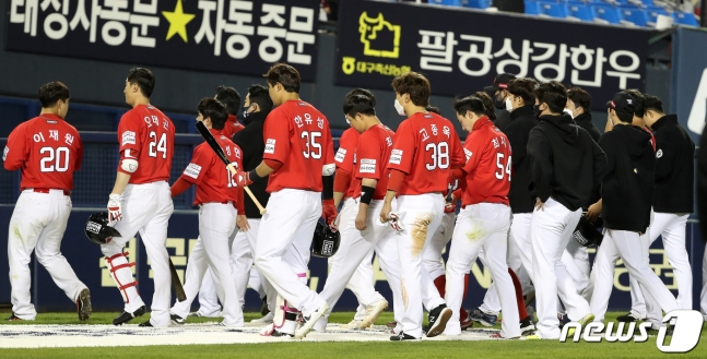 패한 SSG 랜더스 선수들이 그라운드를 빠져나가고 있다./사진=뉴스1
