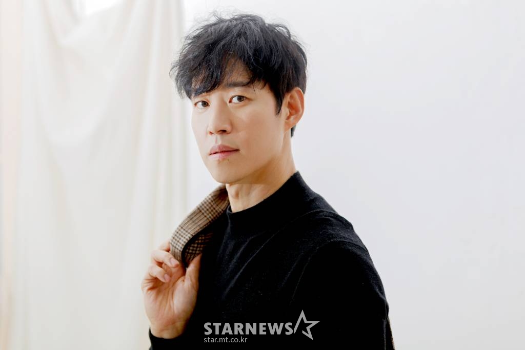 배우 겸 감독 유준상이 21일 오후 진행된 영화 '스프링 송' 개봉 기념 화상 인터뷰에 앞서 포즈를 취하고 있다. '스프링 송'은 미완성곡의 뮤직비디오를 만들기 위해 무작정 여행을 떠난 밴드, 그들과 동행하게 된 세 남녀가 봄을 기다리며 부르는 특별한 노래다. / 사진제공 = 나무엑터스 /사진=김창현 기자 chmt@