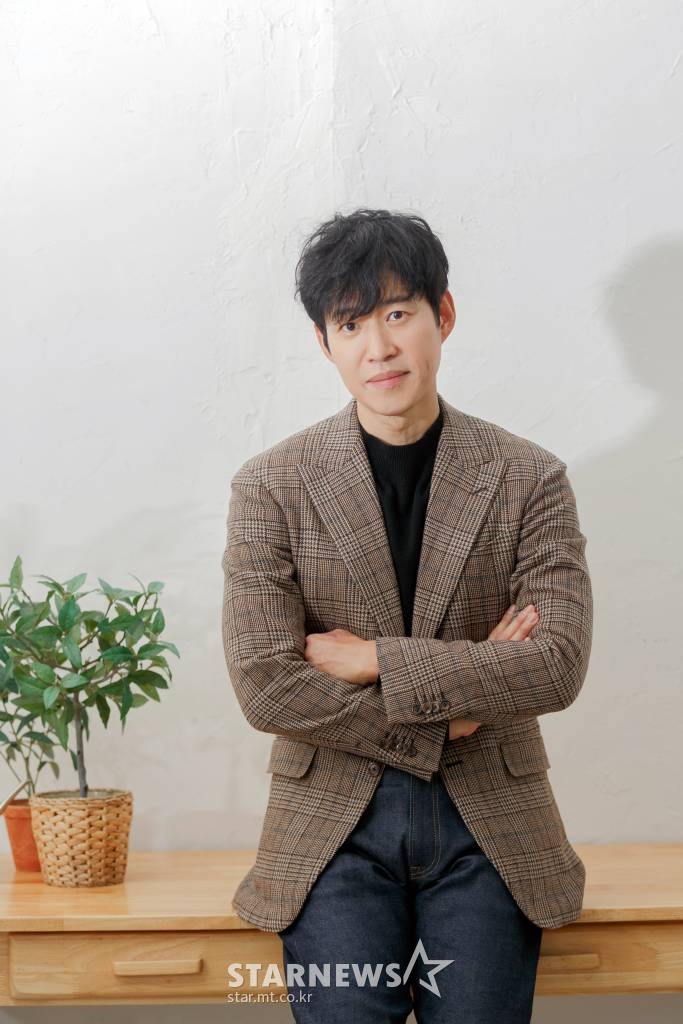 배우 겸 감독 유준상이 21일 오후 진행된 영화 '스프링 송' 개봉 기념 화상 인터뷰에 앞서 포즈를 취하고 있다. '스프링 송'은 미완성곡의 뮤직비디오를 만들기 위해 무작정 여행을 떠난 밴드, 그들과 동행하게 된 세 남녀가 봄을 기다리며 부르는 특별한 노래다. / 사진제공 = 나무엑터스 /사진=김창현 기자 chmt@