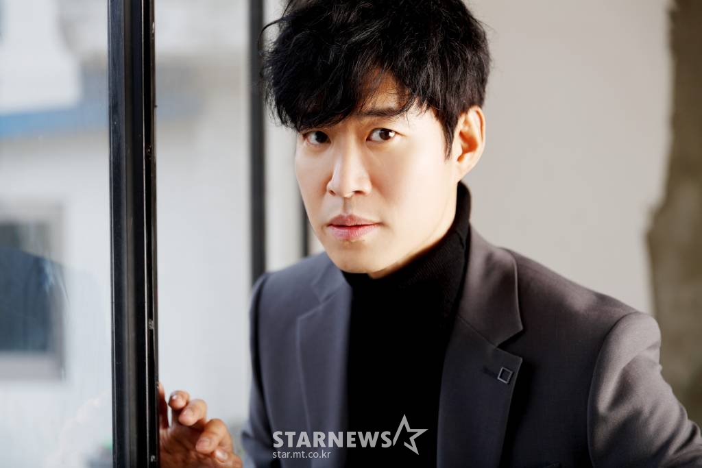 배우 겸 감독 유준상이 21일 오후 진행된 영화 '스프링 송' 개봉 기념 화상 인터뷰에 앞서 포즈를 취하고 있다. '스프링 송'은 미완성곡의 뮤직비디오를 만들기 위해 무작정 여행을 떠난 밴드, 그들과 동행하게 된 세 남녀가 봄을 기다리며 부르는 특별한 노래다. / 사진제공 = 나무엑터스 /사진=김창현 기자 chmt@