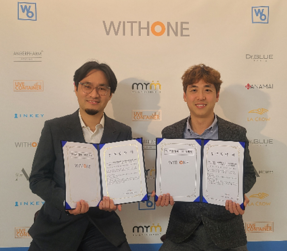위드원컴퍼니 손현석 대표(사진 왼쪽)와 'MYM' 제작사 ㈜jb433 김용곤 대표가 22일 업무협약(MOU)을 체결했다.