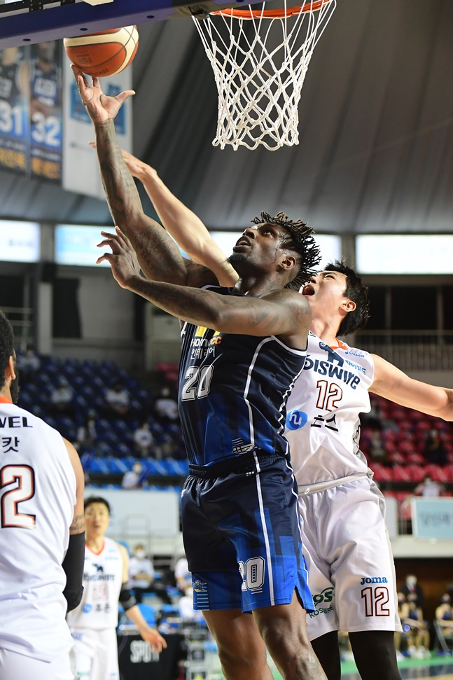 골밑을 지배하며 KCC의 승리를 이끈 라건아. /사진=KBL 제공