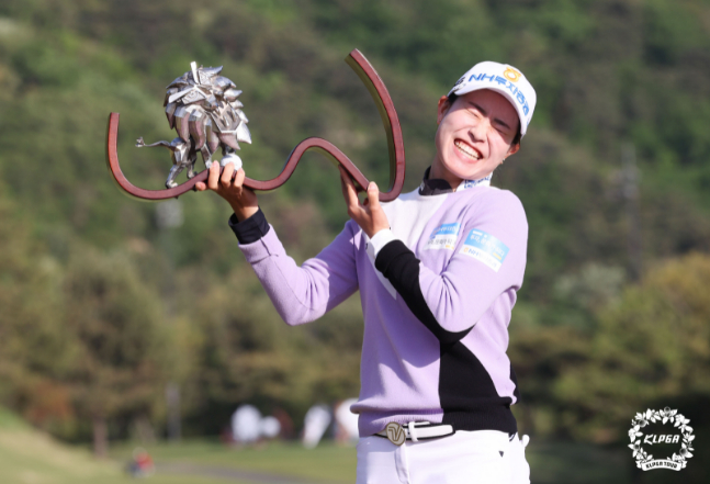 우승 트로피 들고 포즈 취하는 박민지./사진=KLPGA