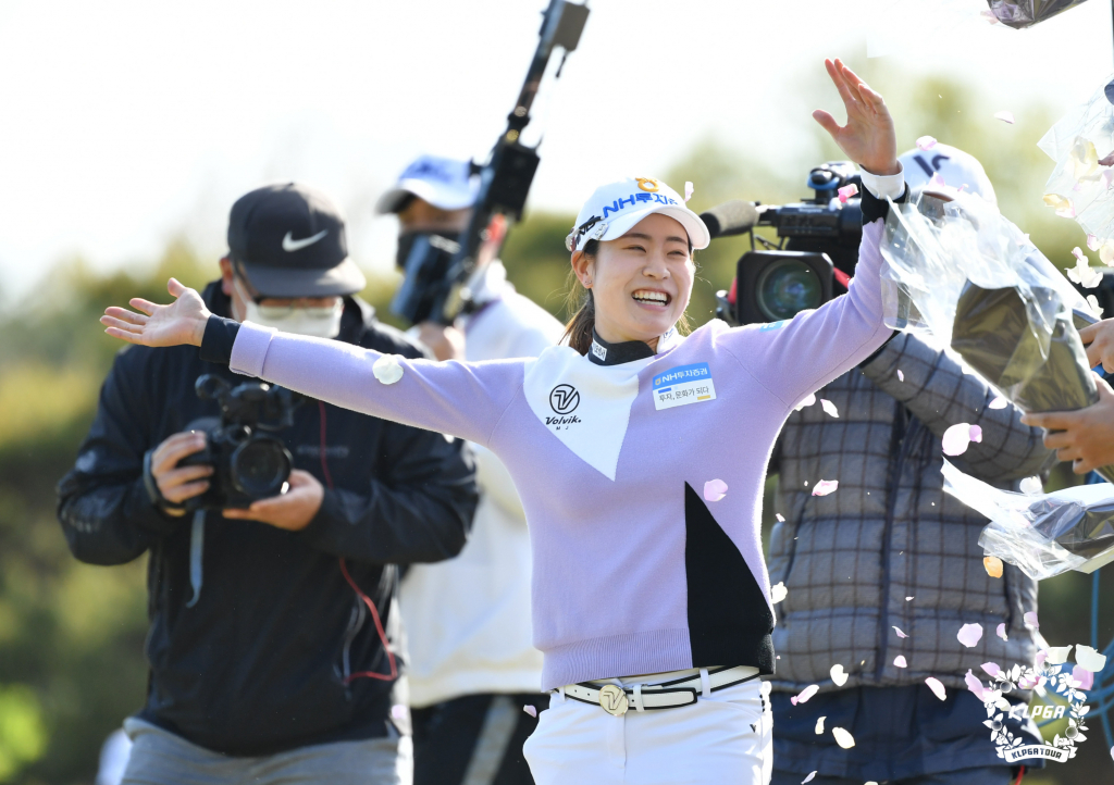 뱍민지가 우승 확정 후 기뻐하고 있다. /사진=KLPGA
