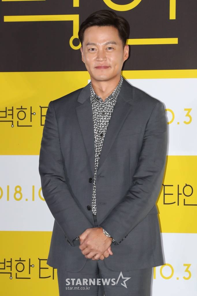 배우 이서진이 윤여정의 제 93회 아카데미 여우조연상 수상을 축하했다./사진=이기범 기자 leekb@