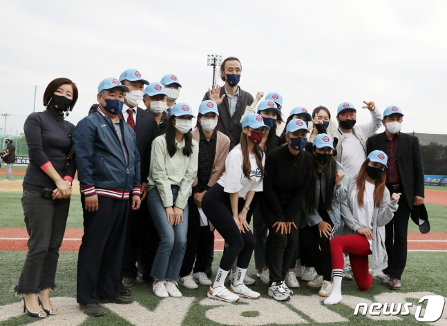 26일 오후 경기도 고양시 장항야구장에서 열린 제15회 고양-한스타 SBO 연예인야구리그 개막식에 참석한 귀빈들이 기념촬영을 하고 있다. /사진=뉴스1