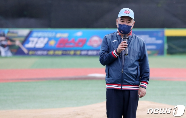 박정철 한국연예인야구협회(SBO) 회장이 26일 오후 경기도 고양시 장항야구장에서 열린 제15회 고양-한스타 SBO 연예인야구리그 개막식에 참석해 개막 선언을 하고 있다. /사진=뉴스1