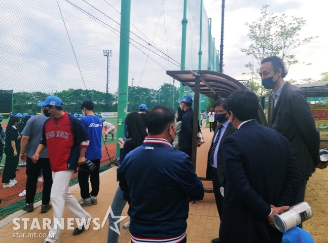 한기범(오른쪽) 한기범희망나눔 대표가 26일 오후 경기도 고양시 장항야구장에서 열린 제15회 고양-한스타 SBO 연예인야구리그 개막식에 참석해 관계자와 이야기를 나누고 있다. /사진=김우종 기자