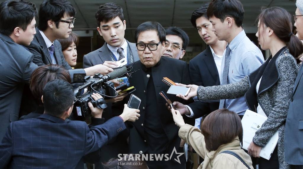 대작 의혹으로 인한 사기 혐의로 기소된 가수 겸 방송인 조영남이 10일 오전 서울 서초구 중앙지방법원에서 열린 공판을 마친 뒤 취재진들과 인터뷰를 하고 있다. /사진=김창현 기자 chmt@