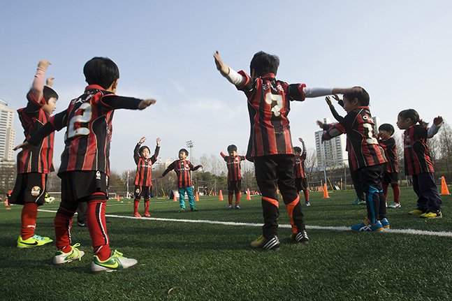 FC서울이 서울 다문화가정 만 5세부터 12세 어린이까지 참가하는 다문화 축구교실 참가자를 모집한다. /사진=FC서울