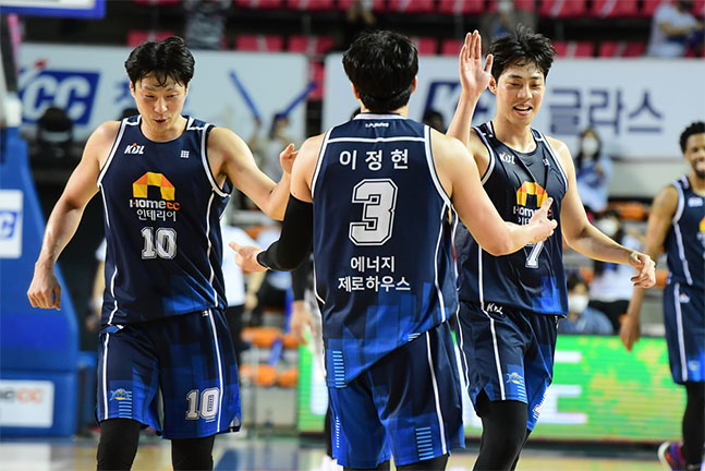 KCC 선수들이 전자랜드와의 4강 플레이오프에서 승리한 뒤 기뻐하고 있는 모습. /사진=KBL