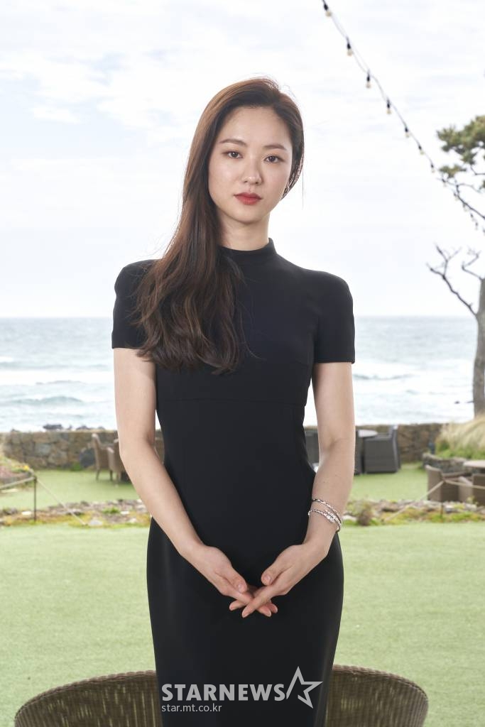 배우 전여빈이 2일 오후 온라인으로 진행된 넷플릭스 영화 '낙원의 밤' 제작보고회에 참석해 포즈를 취하고 있다. '낙원의 밤'은 조직의 타깃이 된 한 남자와 삶의 끝에 서 있는 한 여자의 이야기를 그린 이야기다. 제77회 베니스 국제영화제에 유일하게 초청된 한국 영화로 유수의 해외 평단으로부터 극찬을 받은 바 있다. 오는 9일 공개. / 사진제공 = 넷플릭스 /사진=김창현 기자 chmt@