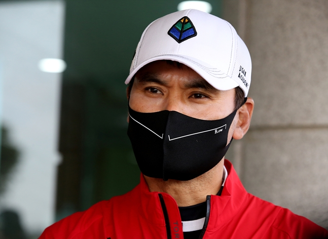 2라운드 후 인터뷰에 나선 박찬호./사진=KPGA