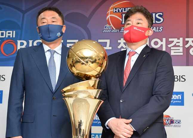 전창진 KCC 감독(왼쪽)과 김승기 KGC 감독. /사진=KBL 제공