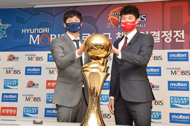 KCC 이정현(왼쪽)과 KGC 전성현. /사진=KBL 제공