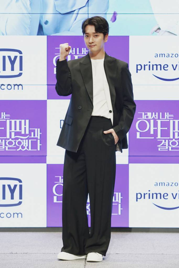 배우 황찬성이 30일 오후 온라인 생중계로 진행된 웹드라마 '그래서 나는 안티팬과 결혼했다' 제작발표회에 참석해 포즈를 취하고 있다. /사진제공=가딘미디어 2021.04.30