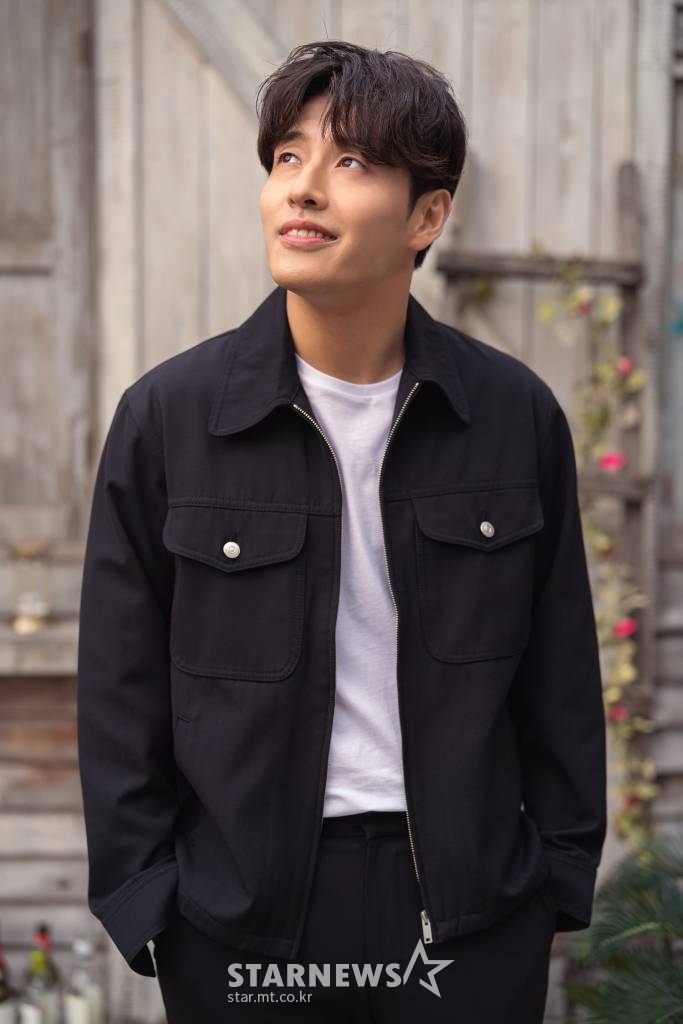 영화 '비와 당신의 이야기'에서 영호 역을 맡은 배우 강하늘이 22일 오전 온라인으로 진행된 인터뷰에 앞서 포즈를 취하고 있다.  '비와 당신의 이야기'(감독 조진모)는 우연히 전달된 편지 한 통으로 서로의 삶에 위로가 되어준 영호(강하늘 분)와 소희(천우희 분)가 '비 오는 12월 31일에 만나자'라는 가능성이 낮은 약속을 한 그들의 이야기다. 오는 28일 개봉. / 사진제공=키다리이엔티 /사진=김창현 기자 chmt@