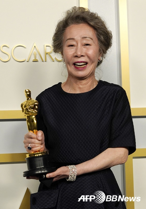 윤여정이 한국배우 최초로 미국 아카데미 시상식에서 여우조연상을 수상한 뒤 환하게 웃고 있다. /AFPBBNews=뉴스1