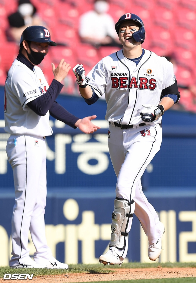 2일 잠실 SSG전에서 5회말 쐐기 3점포를 때린 후 베이스를 돌아 홈으로 들어오고 있는 두산 양석환.