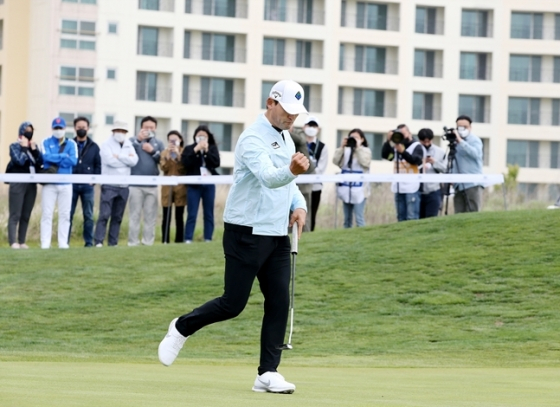 박찬호가 4월29일 군산CC오픈 1라운드 9번홀에서 파세이브에 성공한 뒤 어퍼컷 세리머니를 펼치고 있다. /사진=KPGA