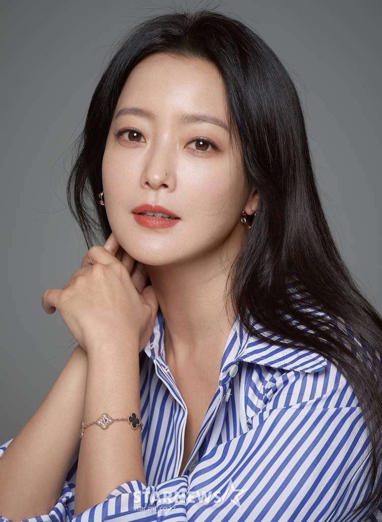 드라마 '앨리스' 주연배우 김희선이 28일 진행된 종영 인터뷰를 위해 포즈를 취하고 있다. /사진제공=힌지엔터테인먼트 /사진=이동훈 기자 photoguy@