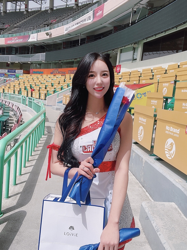 로이비 러브 패키지를 받은 안이랑 치어리더./사진=SSG랜더스