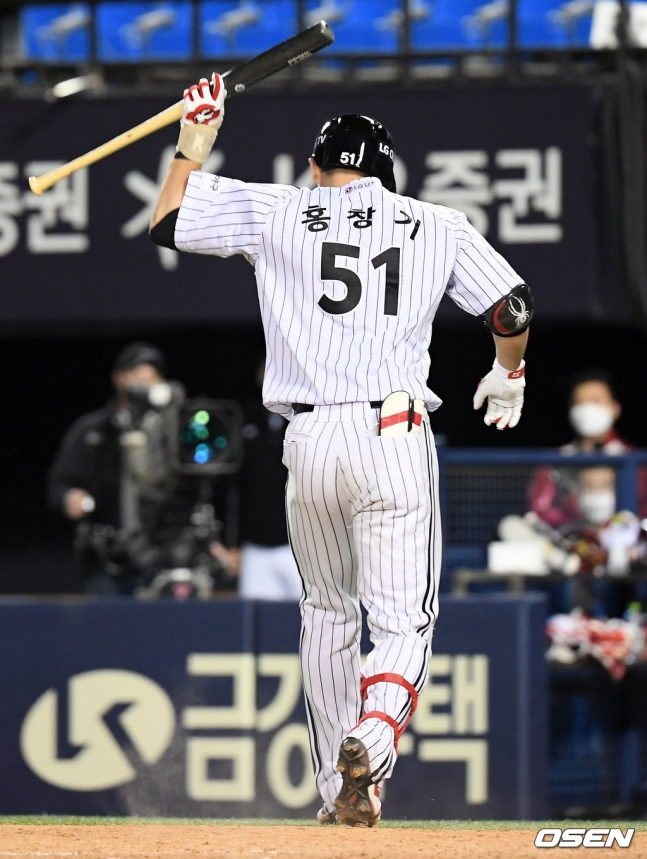 LG 홍창기가 배트를 내던지고 있다.