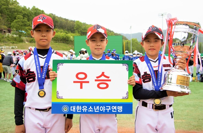 우승을 차지한 서울 송파구유소년야구단 선수들. /사진=대한유소년야구연맹