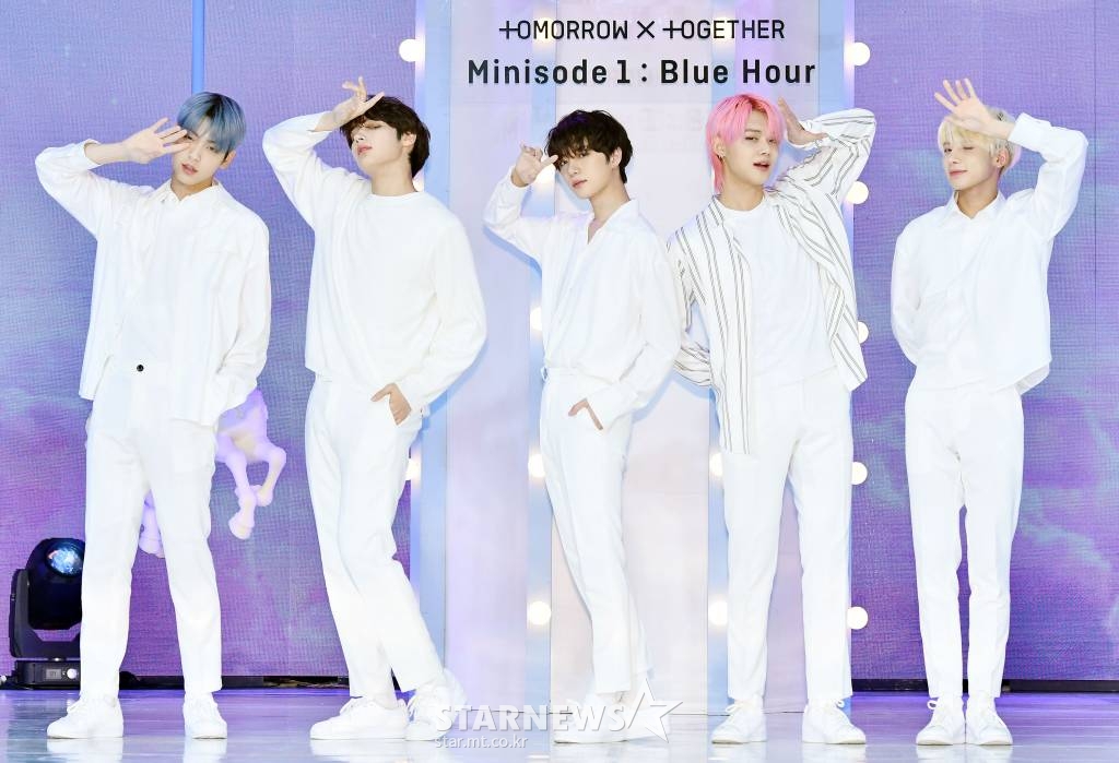 투모로우바이투게더(TOMORROW X TOGETHER)가 미니앨범 3집 '미니소드1 : 블루 아워'(minisode1 : Blue Hour) 발매 기념 쇼케이스에서 포즈를 취하고 있다. /사진=김창현 기자 chmt@