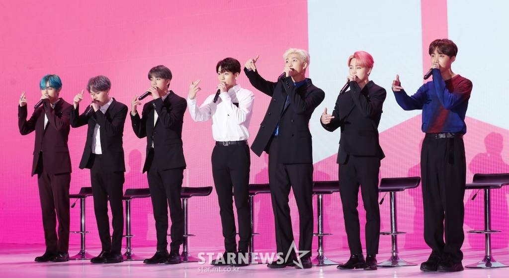 방탄소년단(BTS)이 'MAP OF THE SOUL: PERSONA' 발매 기념 글로벌 기자간담회에서 인사말을 하고 있다. /사진=김휘선 기자 hwijpg@