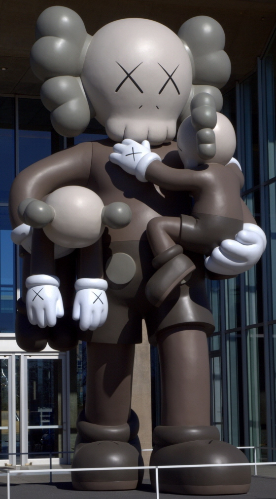 카우스(KAWS), '클린 슬레이트(Clean Slate)', 2014. 사진제공= Jim Bowen via Flickr/Creative Commons.
