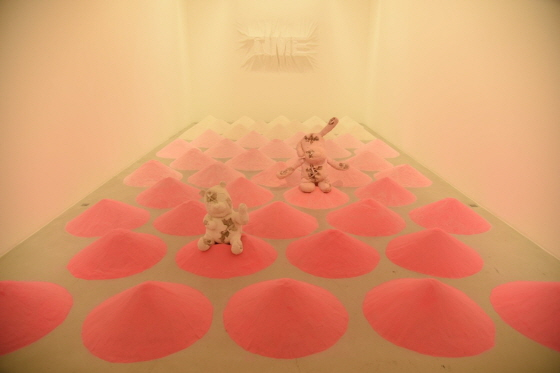 다니엘 아샴(Daniel Arsham), '크리스탈 토이(Christal Toys)' 전시, Paris, France, 2017. 사진제공= Christophe Becker via Flickr/Creative Commons.