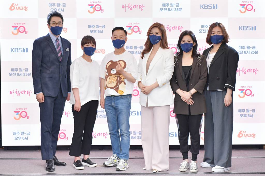 김재원, 김민희 PD, 김학래, 이정민, 최은경 작가, 남희령 작가(왼쪽부터)가 13일 오후 온라인으로 진행된 KBS 1TV 시사교양프로그램 '아침마당 X 6시 내고향' 30주년 기자간담회에 참석해 포즈를 취하고 있다. '아침마당'과 '6시내고향'은 방송 30주년을 맞아 안방극장에 웃음과 눈물로 감동을 전할 특집 방송을 오는 17일부터 5일간 선보인다. / 사진제공 = KBS
