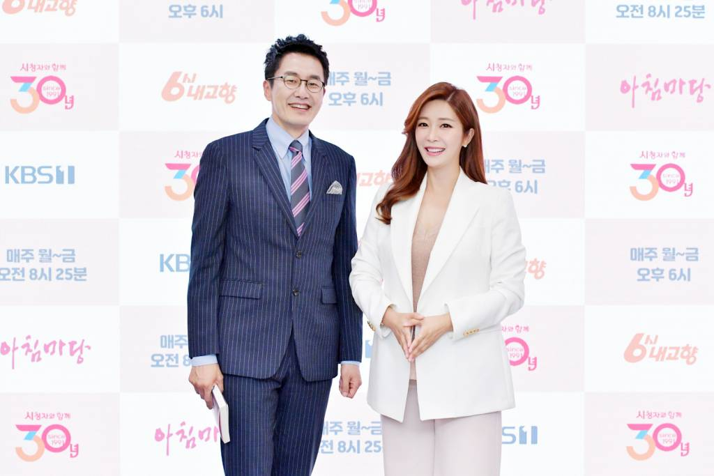 김재원, 이정민 아나운서가 13일 오후 온라인으로 진행된 KBS 1TV 시사교양프로그램 '아침마당 X 6시 내고향' 30주년 기자간담회에 참석해 포즈를 취하고 있다. '아침마당'과 '6시내고향'은 방송 30주년을 맞아 안방극장에 웃음과 눈물로 감동을 전할 특집 방송을 오는 17일부터 5일간 선보인다. / 사진제공 = KBS