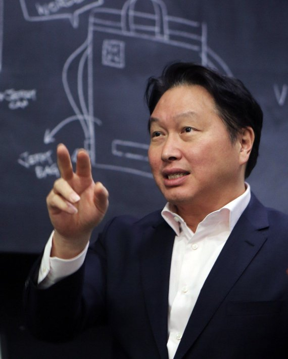최태원 회장이 1년 3개월만에 해외 출장길에 나선다.