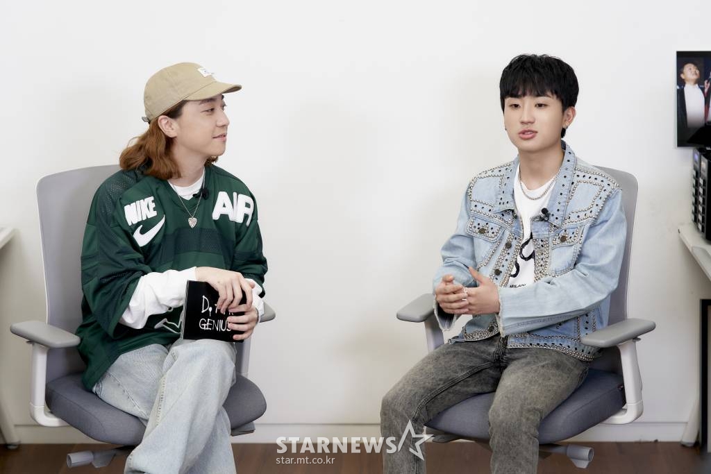 가수 디아크(D.Ark)가 13일 오후 온라인 생중계로 진행된 'EP1 GENIUS' 앨범 발매 쇼케이스에 앞서 포즈를 취하고 있다. /사진제공=피네이션 2021.05.13