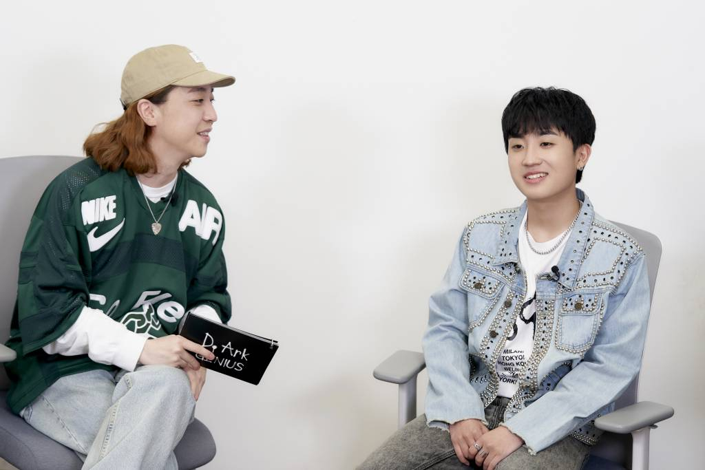 가수 디아크(D.Ark)가 13일 오후 온라인 생중계로 진행된 'EP1 GENIUS' 앨범 발매 쇼케이스에서 MC 넉살과 대화를 하고 있다. /사진제공=피네이션 2021.05.13