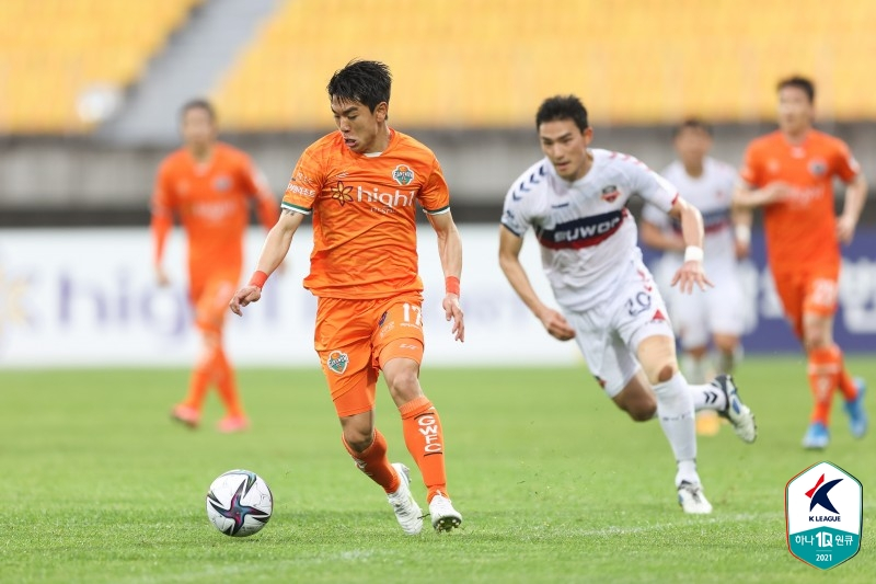 강원FC 김대원(왼쪽)이 드리블을 펼치고 있다. /사진=한국프로축구연맹 제공
