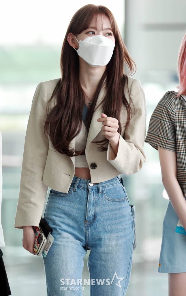 그룹 아이즈원 미야와키 사쿠라가 29일 오전 인천국제공항을 통해 일본 도쿄로 출국하고 있다. /사진=임성균 기자 tjdrbs23@