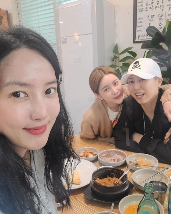 가수 서인영(사진 가운데)이 이선정, 서문탁과 겸상한 모습을 공개했다./사진=서인영 인스타그램