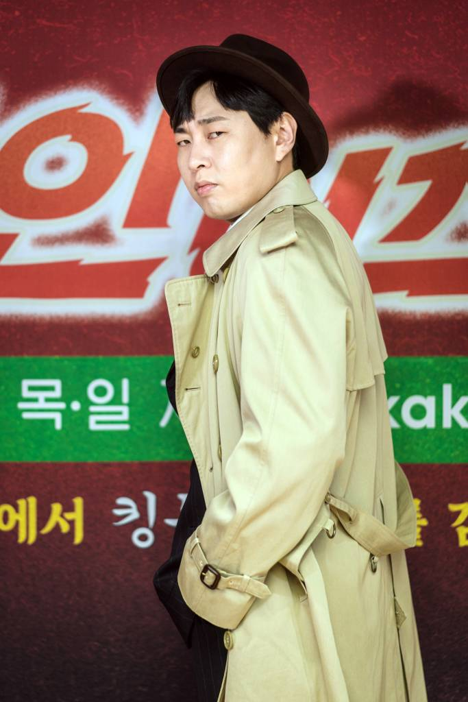 개그맨 이진호가 18일 오후 온라인으로 진행된 카카오TV 오리지널 예능 프로그램 '야인 이즈 백' 라이브 토크에 참석해 포즈를 취하고 있다. '야인 이즈 백'은 안재모가 2000년대 초반 범국민적 인기를 누렸던 킹두한으로 변신, 킹두한 '찐팬' 이진호와 함께 펼치는 '2021년판 짠내 누아르'다. 매주 목요일과 일요일 오후 8시 방송. / 사진제공 =카카오TV