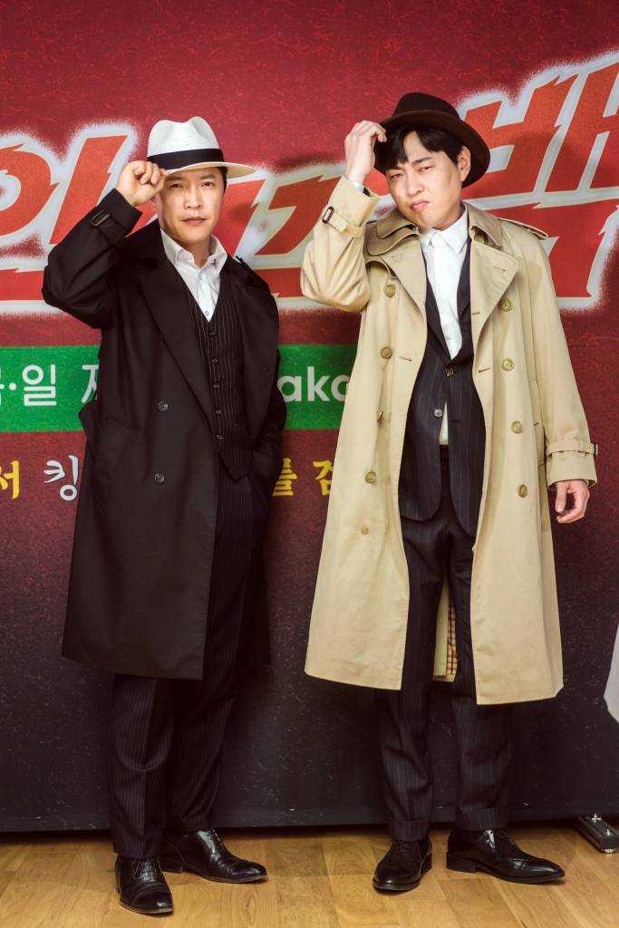 배우 안재모와 이진호가 18일 오후 온라인으로 진행된 카카오TV 오리지널 예능 프로그램 '야인 이즈 백' 라이브 토크에 참석해 포즈를 취하고 있다. '야인 이즈 백'은 안재모가 2000년대 초반 범국민적 인기를 누렸던 킹두한으로 변신, 킹두한 '찐팬' 이진호와 함께 펼치는 '2021년판 짠내 누아르'다. 매주 목요일과 일요일 오후 8시 방송. / 사진제공 =카카오TV