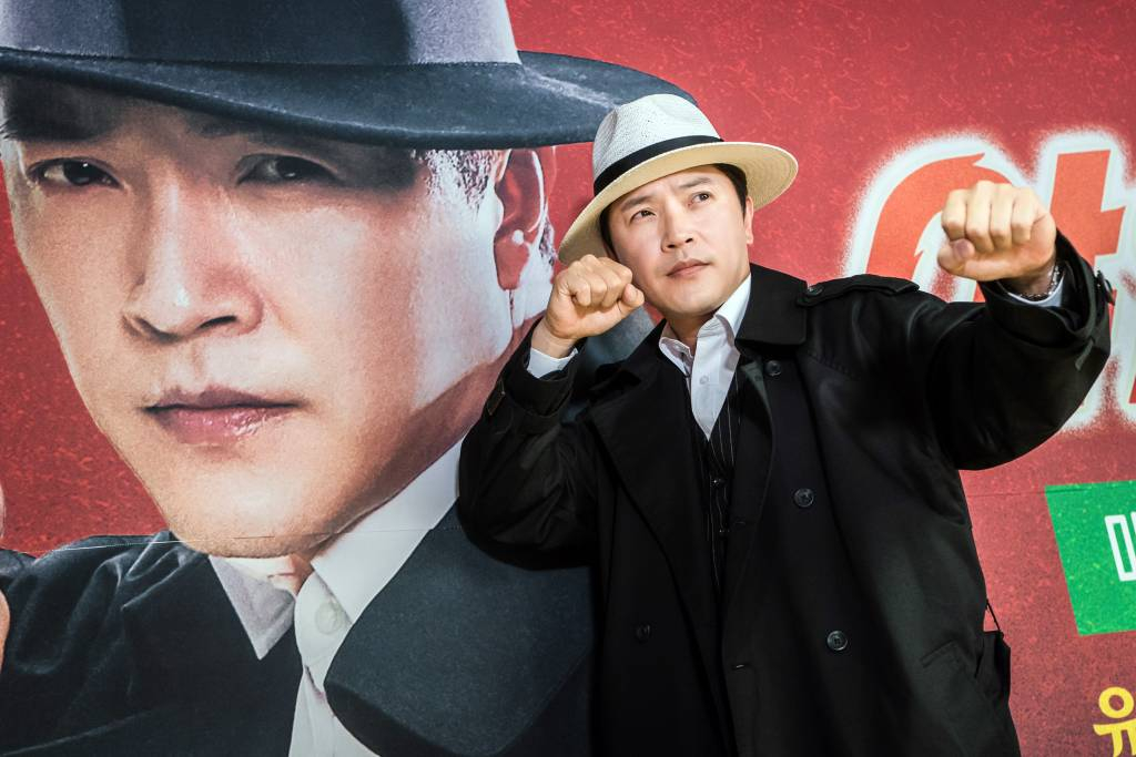 배우 안재모가 18일 오후 온라인으로 진행된 카카오TV 오리지널 예능 프로그램 '야인 이즈 백' 라이브 토크에 참석해 포즈를 취하고 있다. '야인 이즈 백'은 안재모가 2000년대 초반 범국민적 인기를 누렸던 킹두한으로 변신, 킹두한 '찐팬' 이진호와 함께 펼치는 '2021년판 짠내 누아르'다. 매주 목요일과 일요일 오후 8시 방송. / 사진제공 =카카오TV