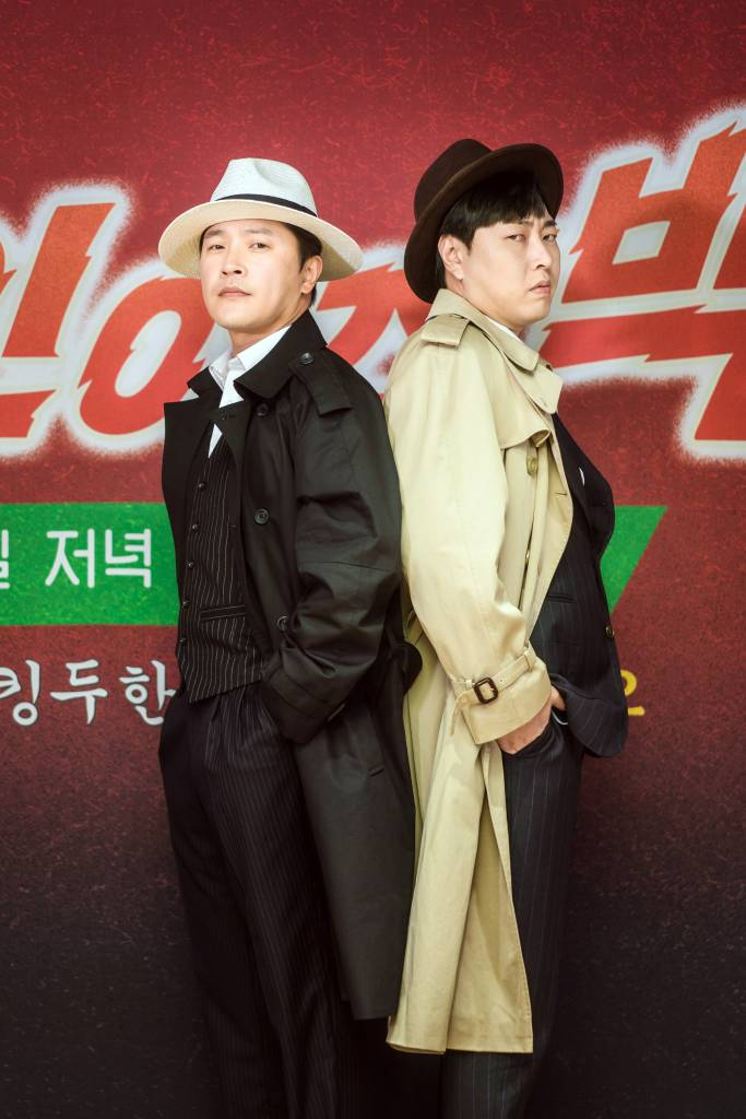 배우 안재모와 이진호가 18일 오후 온라인으로 진행된 카카오TV 오리지널 예능 프로그램 '야인 이즈 백' 라이브 토크에 참석해 포즈를 취하고 있다. '야인 이즈 백'은 안재모가 2000년대 초반 범국민적 인기를 누렸던 킹두한으로 변신, 킹두한 '찐팬' 이진호와 함께 펼치는 '2021년판 짠내 누아르'다. 매주 목요일과 일요일 오후 8시 방송. / 사진제공 =카카오TV