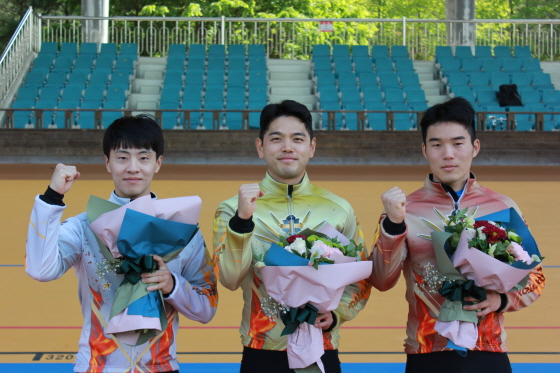 제26기 경륜 후보생 졸업 경주에서 1위를 차지한 정현수(가운데) 2위 전경호(왼쪽) 3위 배수철/사진제공=국민체육진흥공단