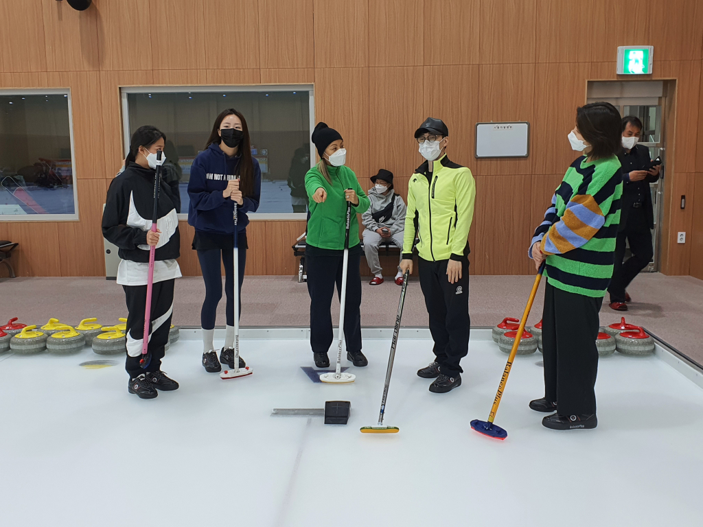 제2회 의정부-한스타 연예인 컬링 대회에 출전하는 '우승하고가수' 팀의 인순이(가운데)씨가 연습 전 코치에게 질문을 하고 있다. /사진=한스타 제공